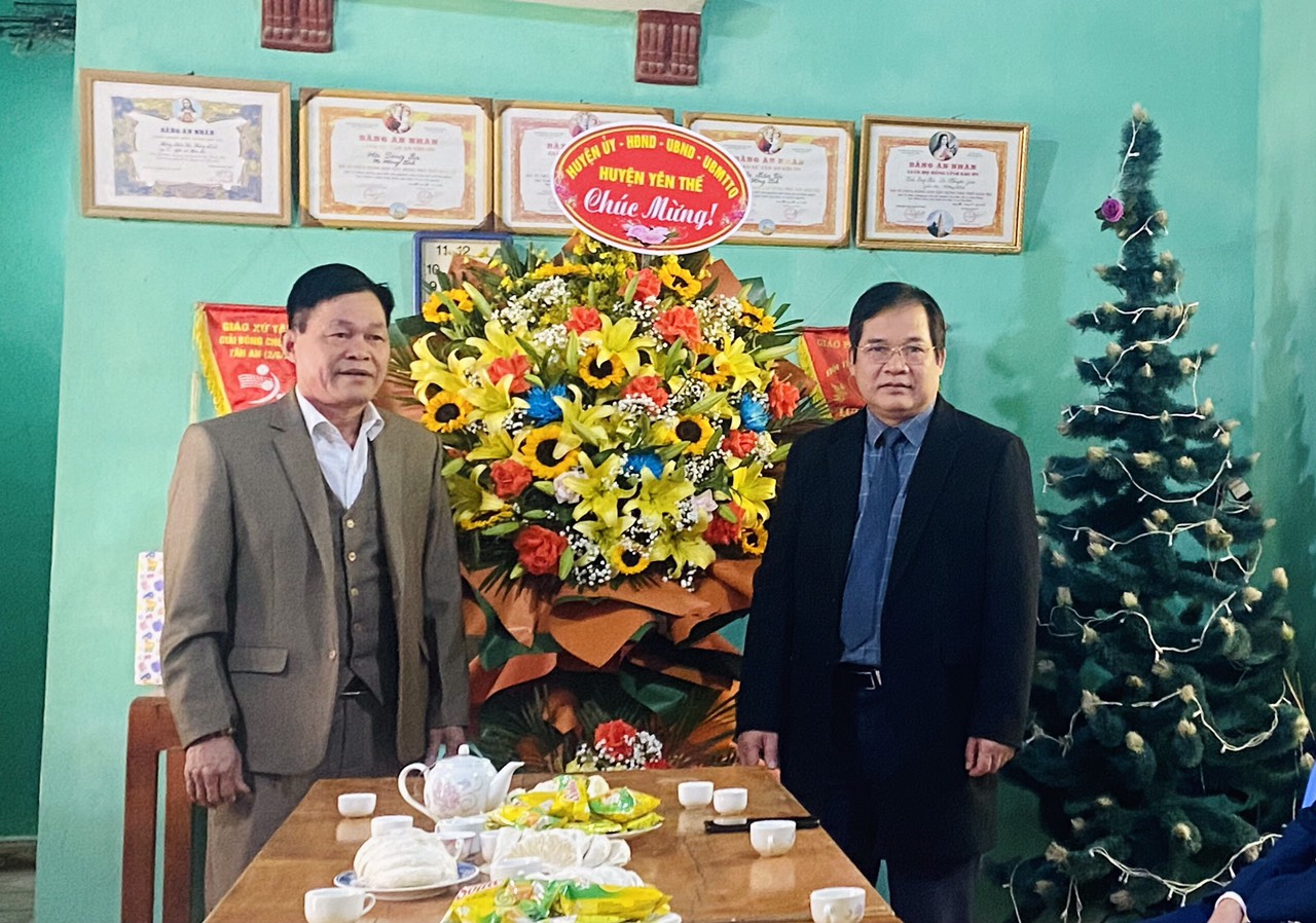 Đồng chí PBT Huyện ủy tặng quà đồng bào công giáo tại xã An Thượng