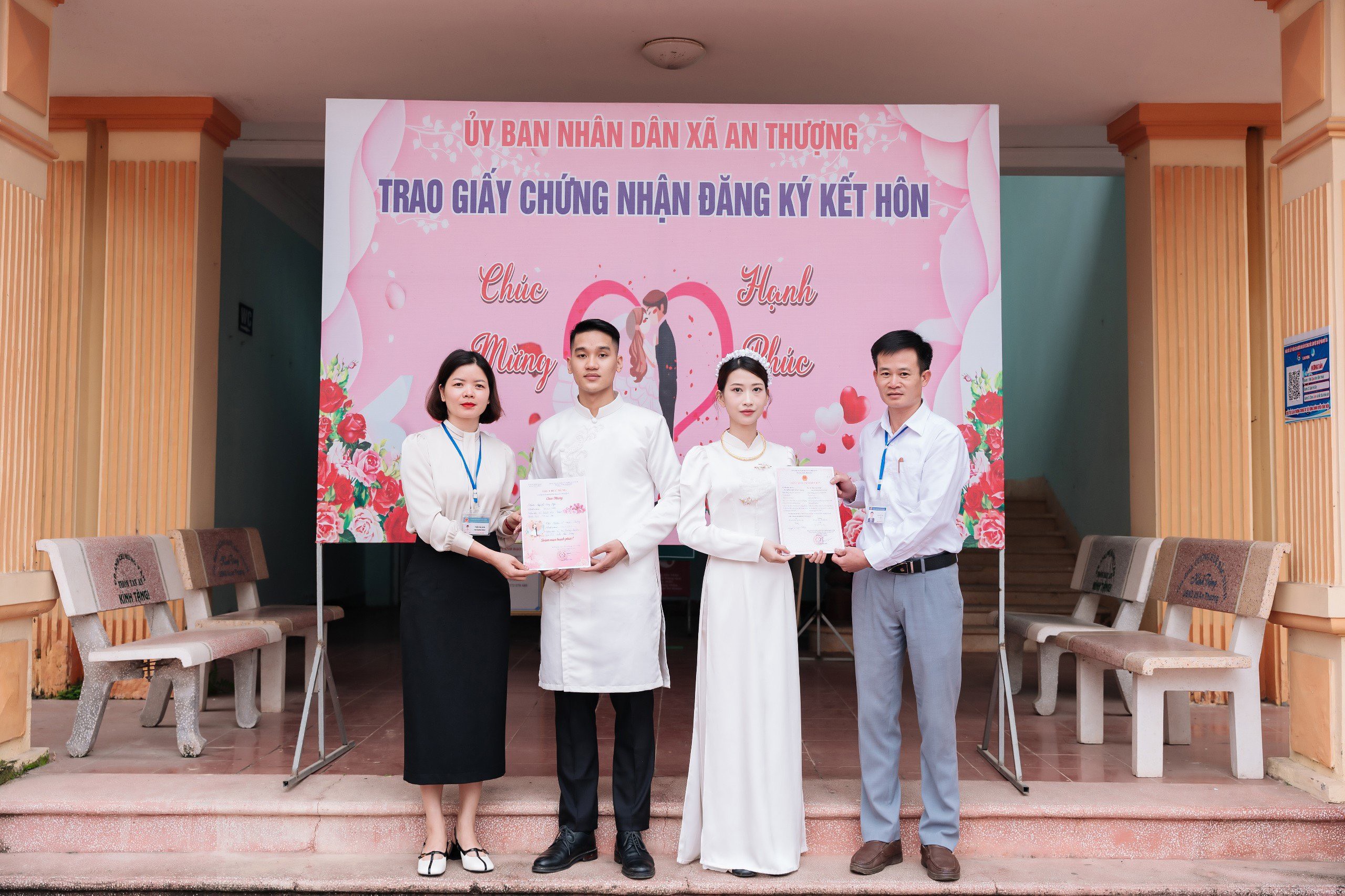 Ủy ban nhân dân xã An Thượng tổ chức trao giấy chứng nhận kết hôn cho công dân
